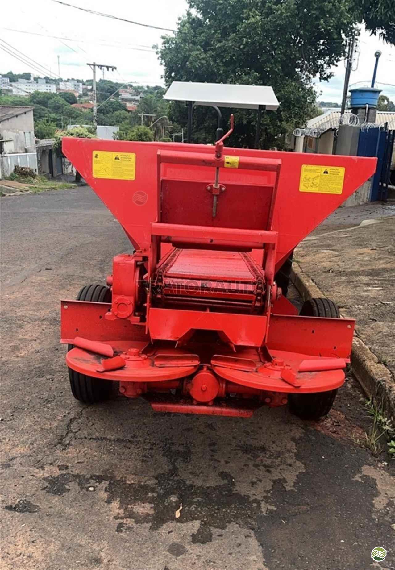 IMPLEMENTOS AGRICOLAS DISTRIBUIDOR FERTILIZANTES E SEMENTES PENDULAR Tratorauto Tratores - Landini UBERLANDIA MINAS GERAIS MG